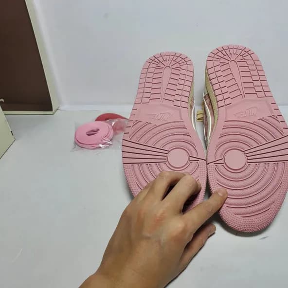 Travis Scott x Air Jordan 1 Low OG - Image 4