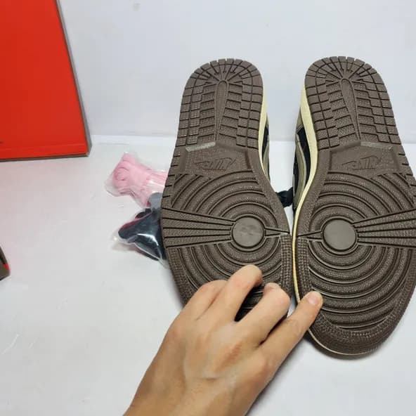 Travis Scott x Air Jordan 1 ​Low OG SP-T - Image 4