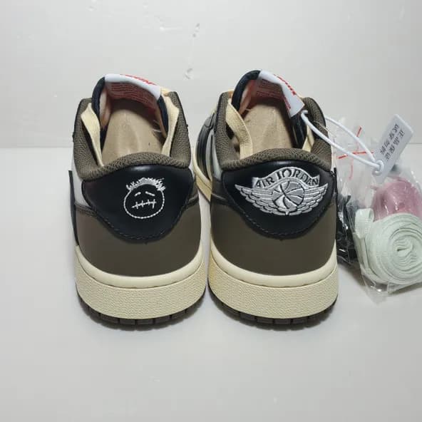 Travis Scott x Air Jordan 1 ​Low Dark Mocha - Image 3