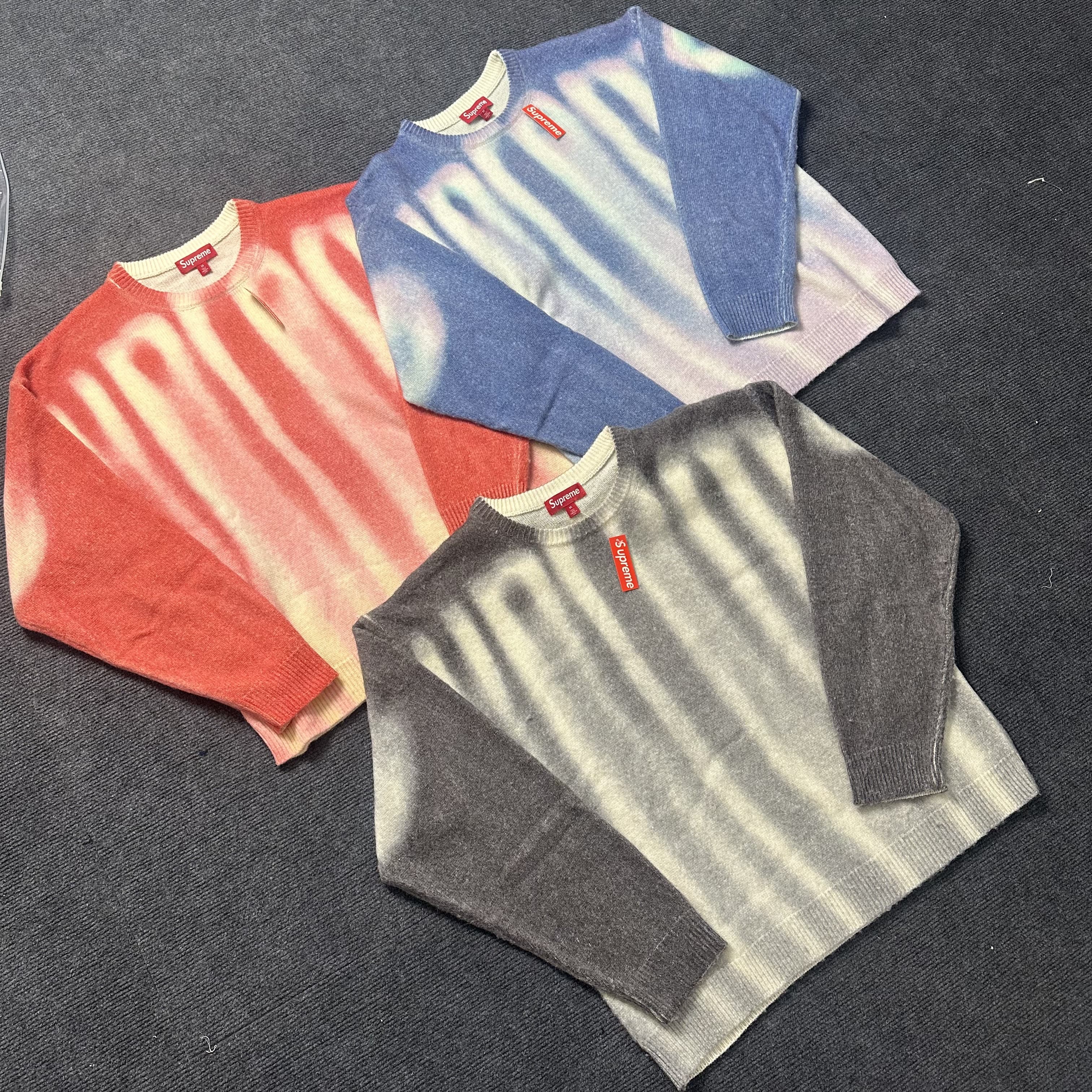 Supreme BLURRED LOGO SWEATER